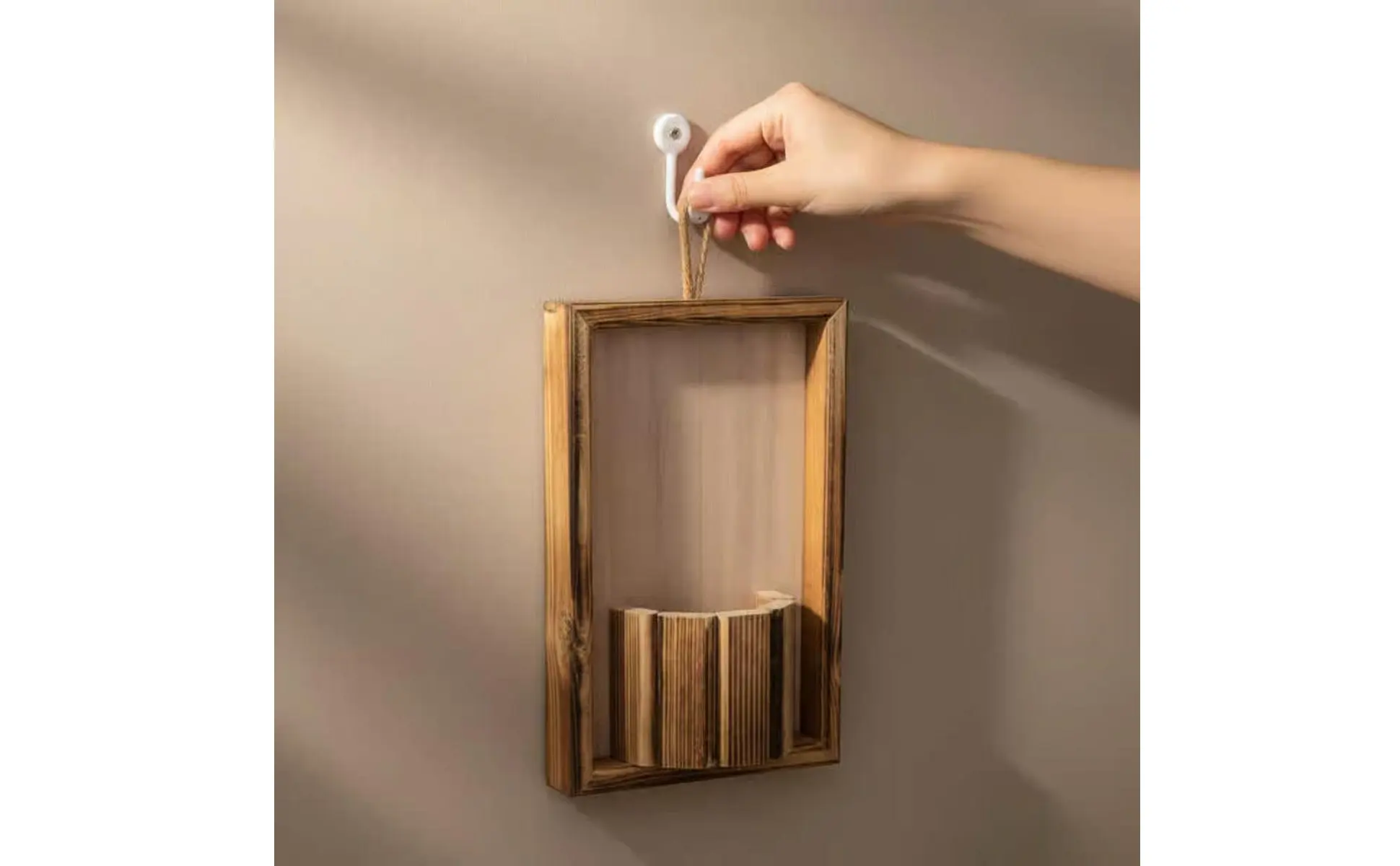 Maceta colgante de madera con forma de casa para pared