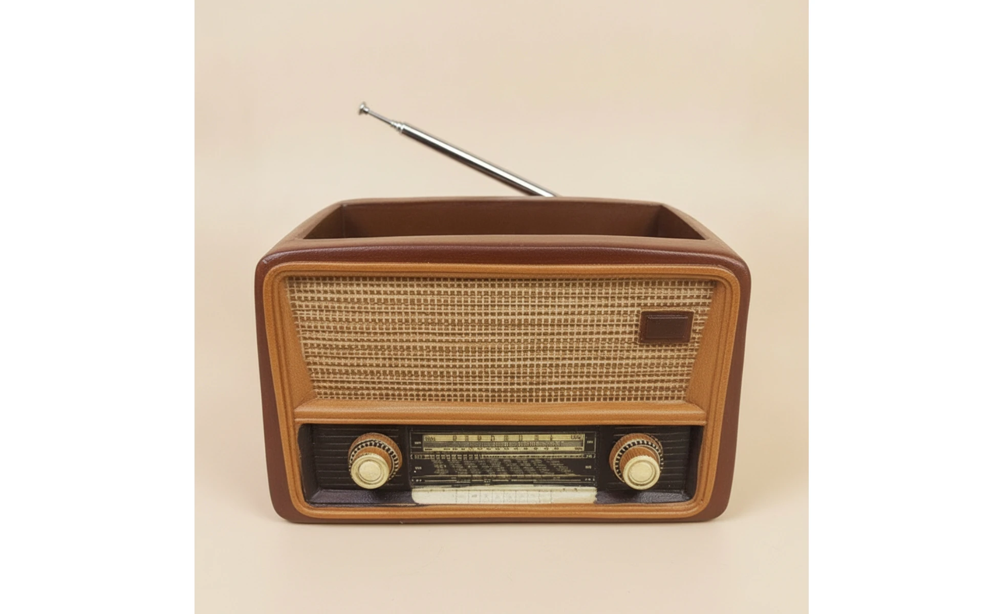 Maceta con Radio Vintage - Diseño nostálgico