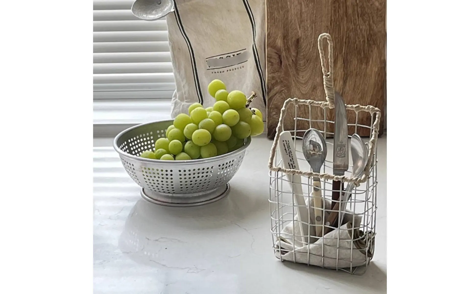 Cesta colgante en pared junto a decoración minimalista