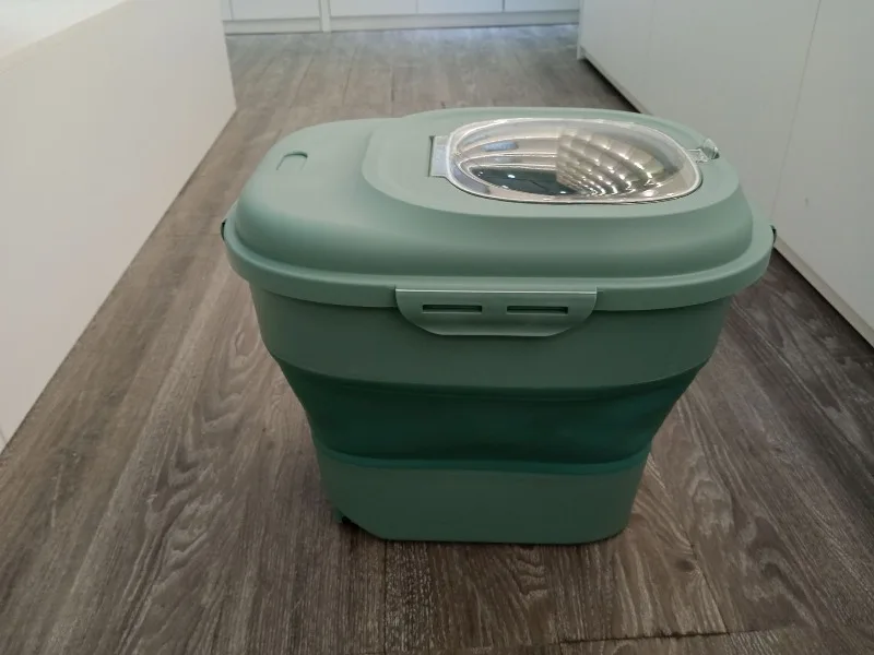 Contenedor de comida para perros con ruedas en posición abierta