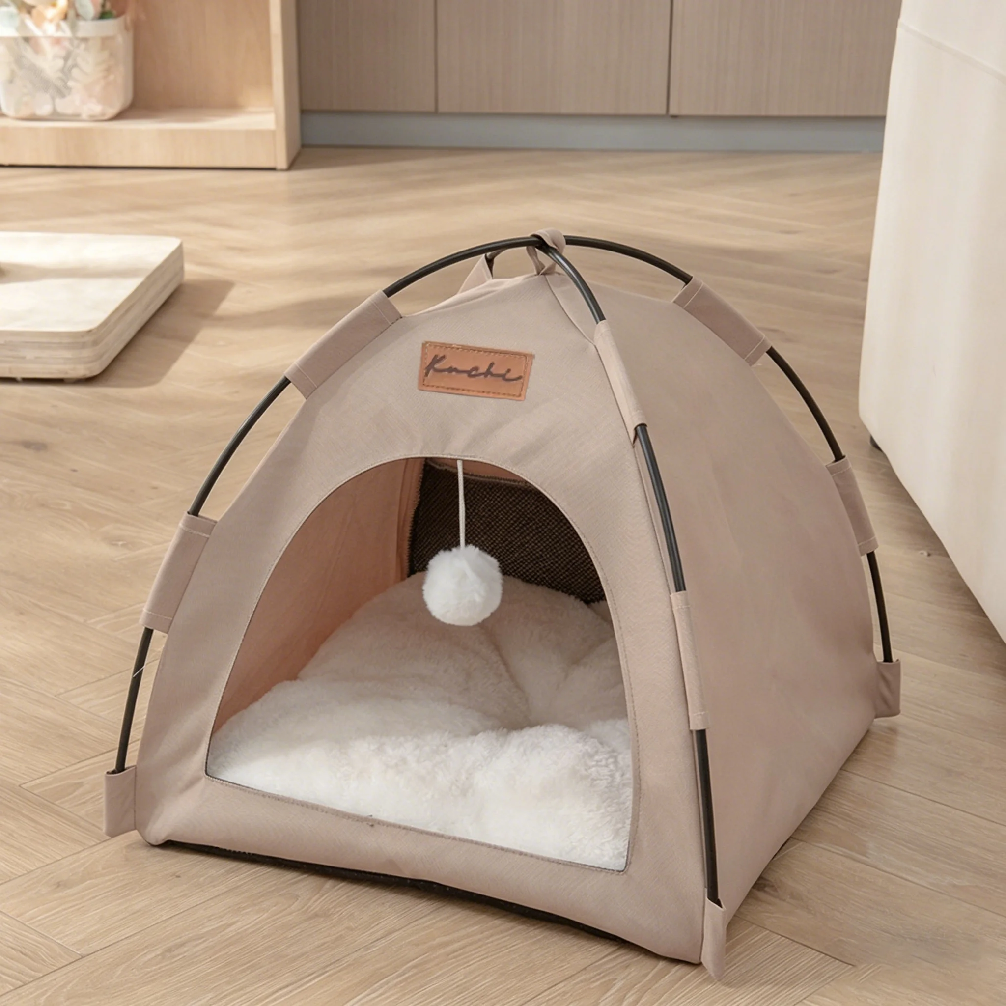 Casa para mascotas semiserrada con techo oscuro