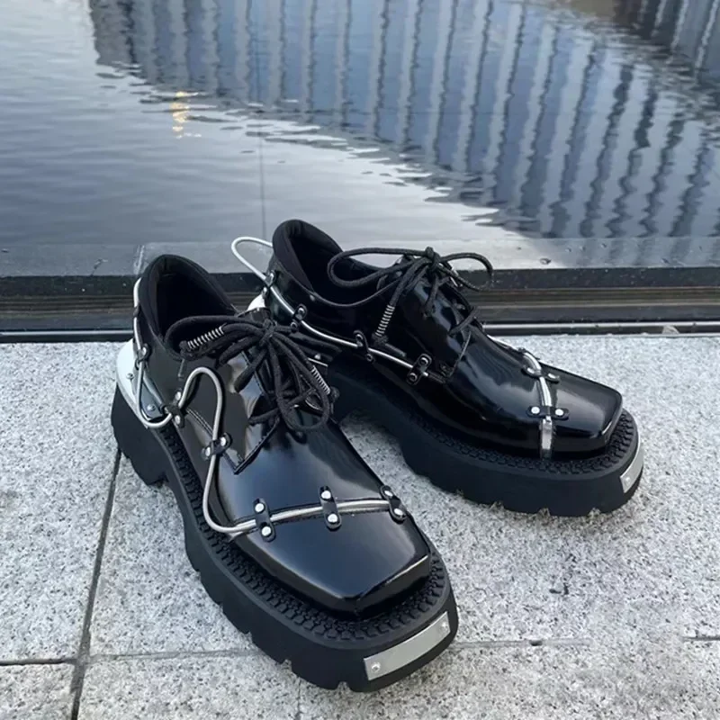 Detalle de la decoración metálica