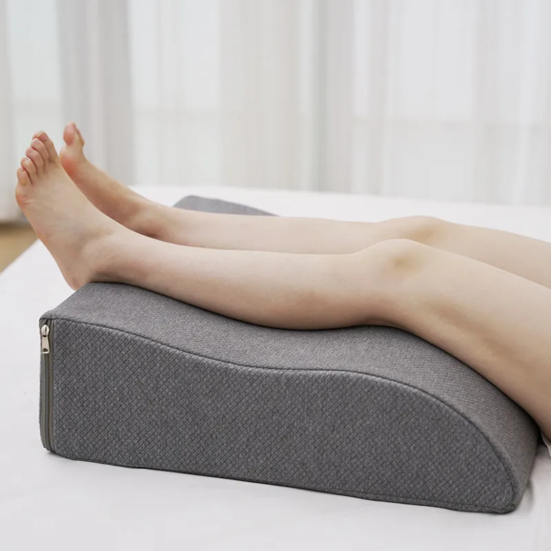 Almohada elevadora en posición de descanso en sofá