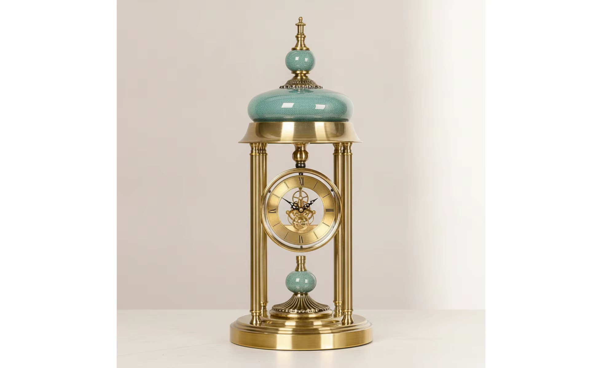 Reloj de Mesa de Cuarzo estilo europeo sobre repisa de chimenea con iluminación cálida