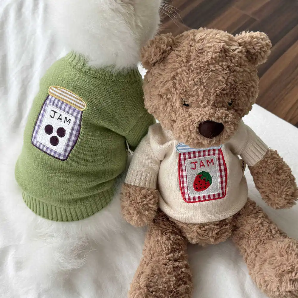 Detalle del tejido y costuras del suéter de lana para mascotas
