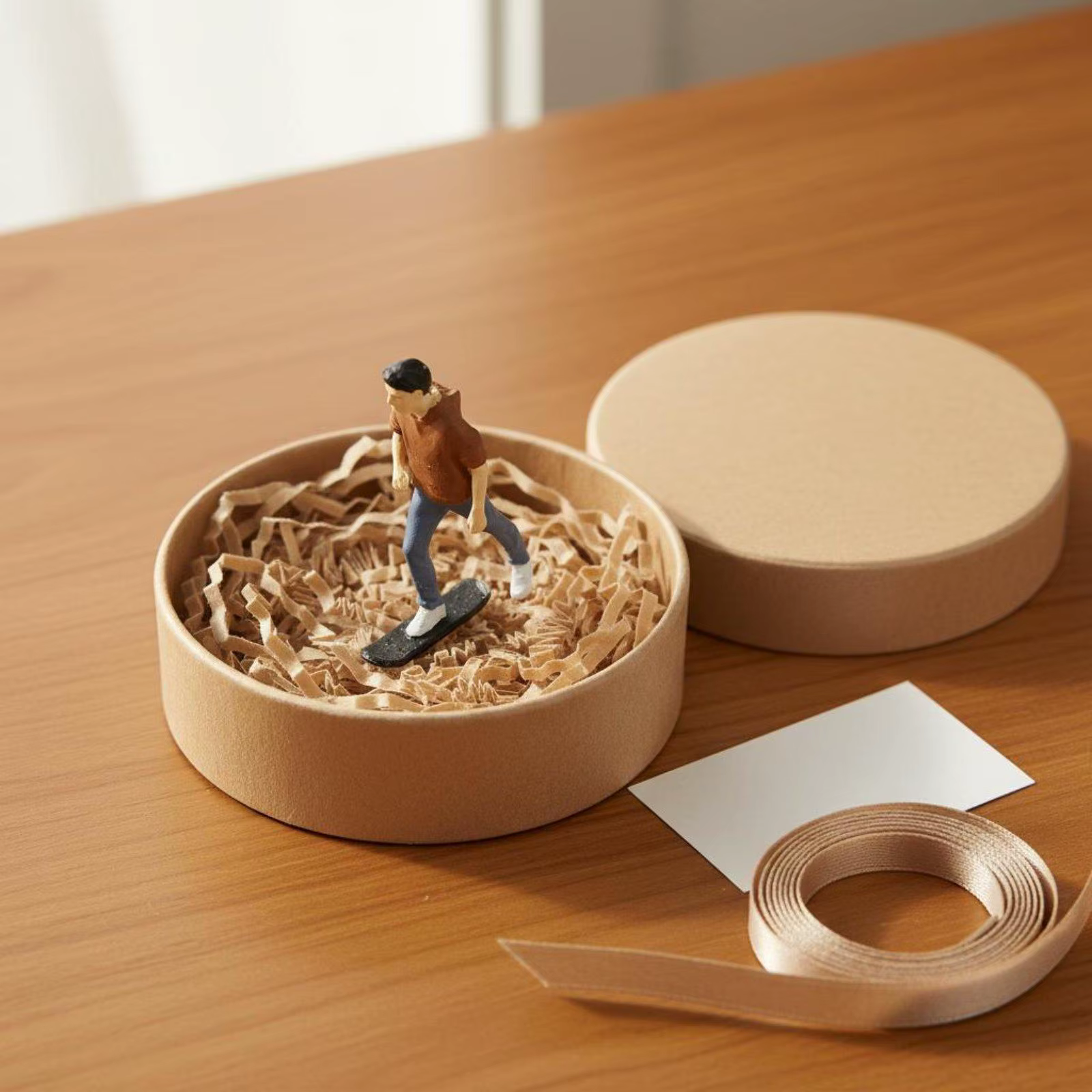 Figura Decorativa de Skater en Resina para Maquetas – Personaje Urbano Pintado a Mano - imagen 5