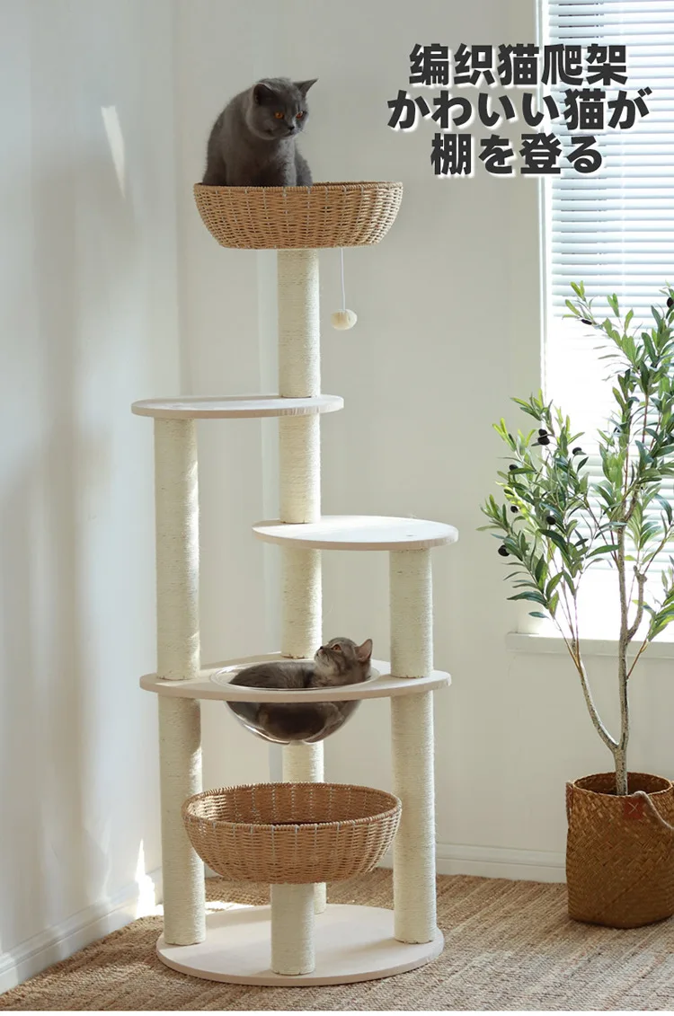 Vista frontal del árbol para gatos con cápsula