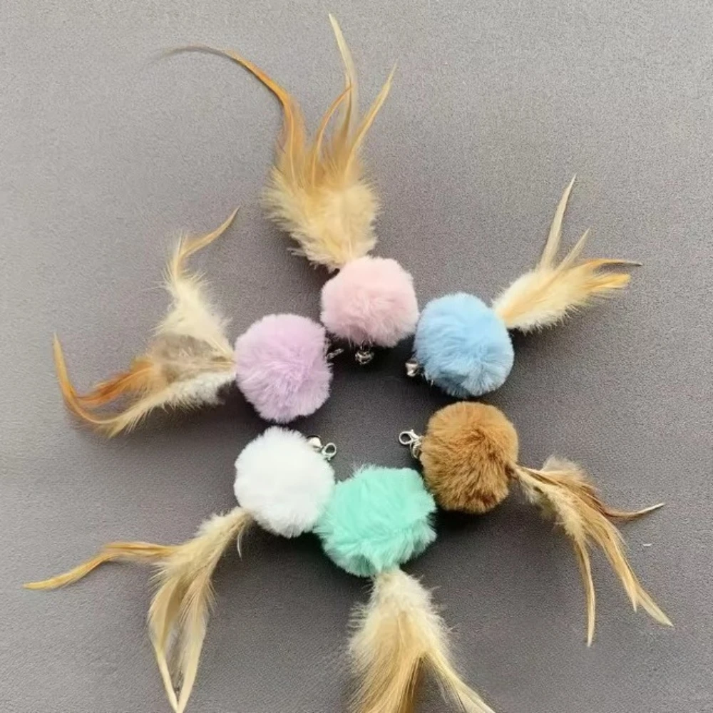 Bola de peluche y teaser en uso