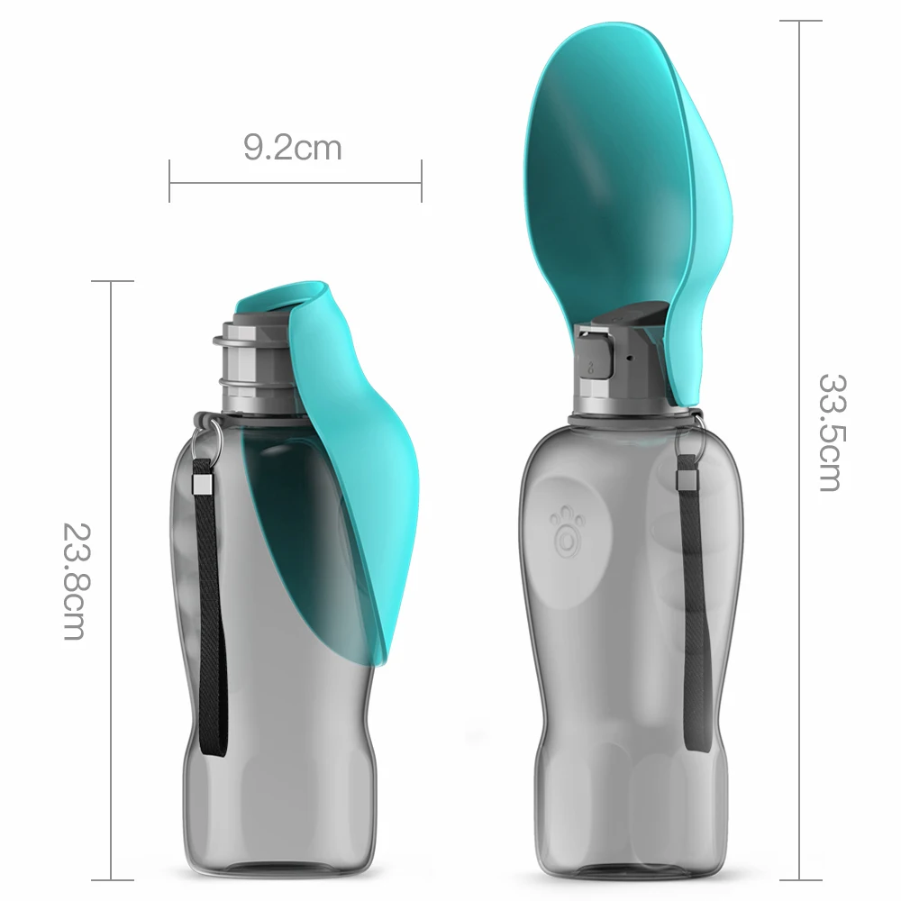 Botella plegable azul en mano
