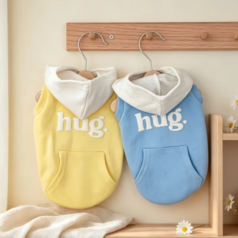 Jersey con capucha para perros y gatos – Estampado letras elegante - imagen 3