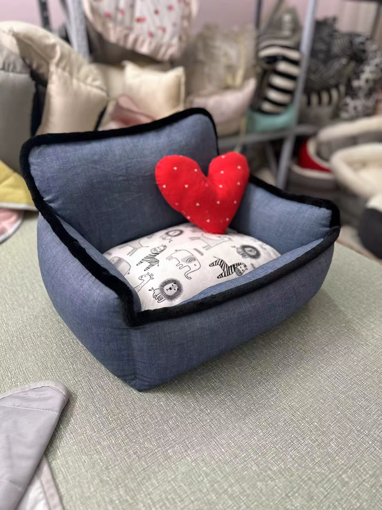 Detalle del material suave y el relleno acolchado de la cama para mascotas