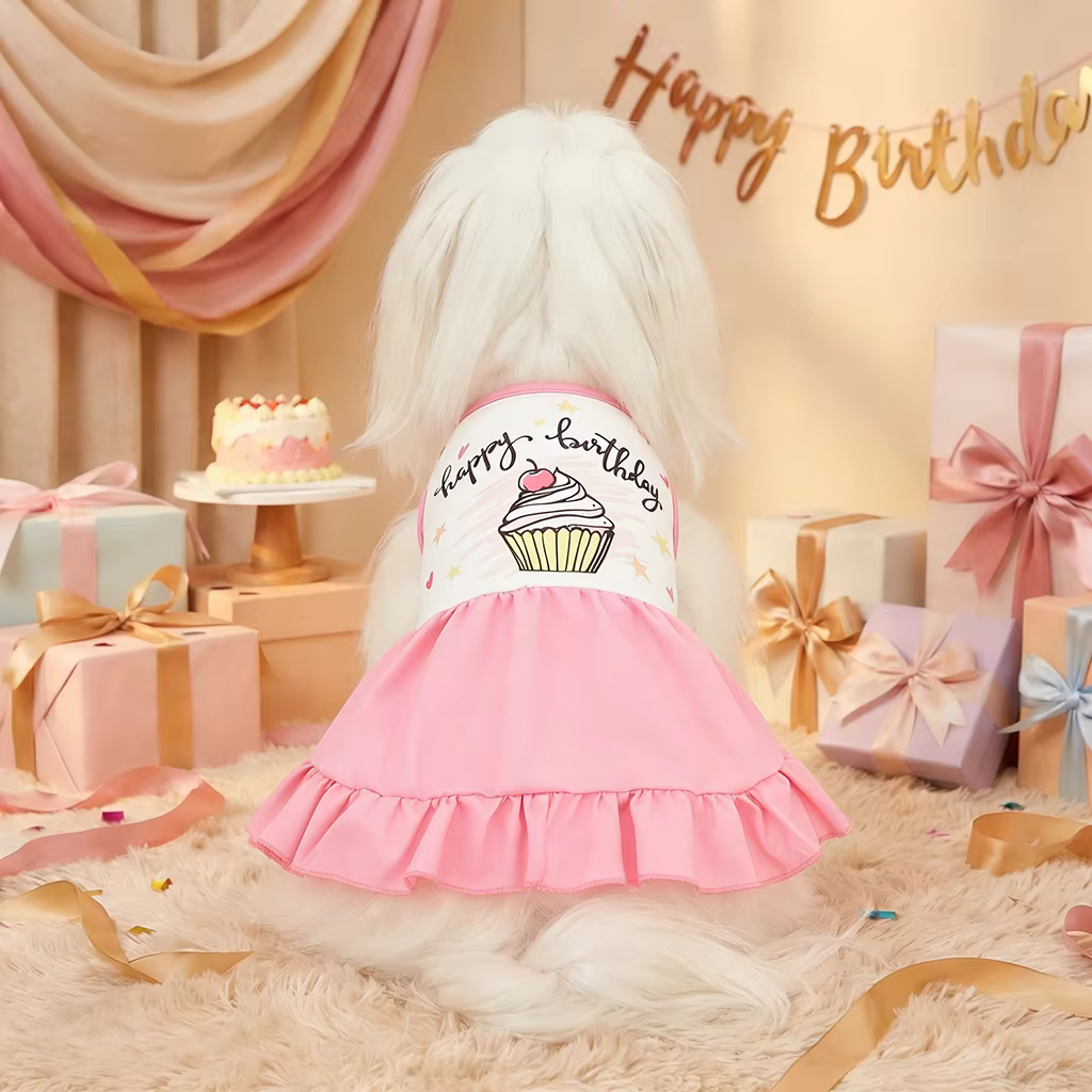 Vistazo frontal del vestido para perro con cupcakes blancos y rosas