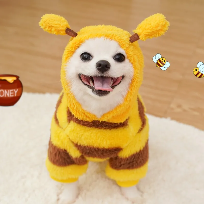 Disfraz de abeja para perro en ambiente hogareño