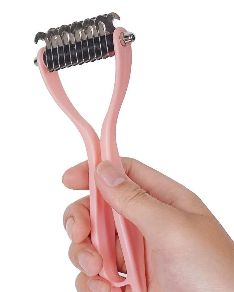 Cepillo para perros almacenado con suministros de mascotas