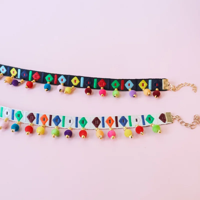 Detalle del collar bohemio con encaje para mascota pequeña