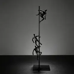 Escultura decorativa minimalista figuras escalando para mesa salón