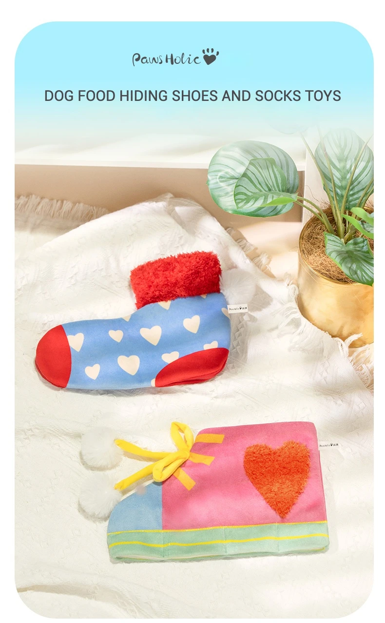 Zapatos y calcetines de peluche con escondites para comida