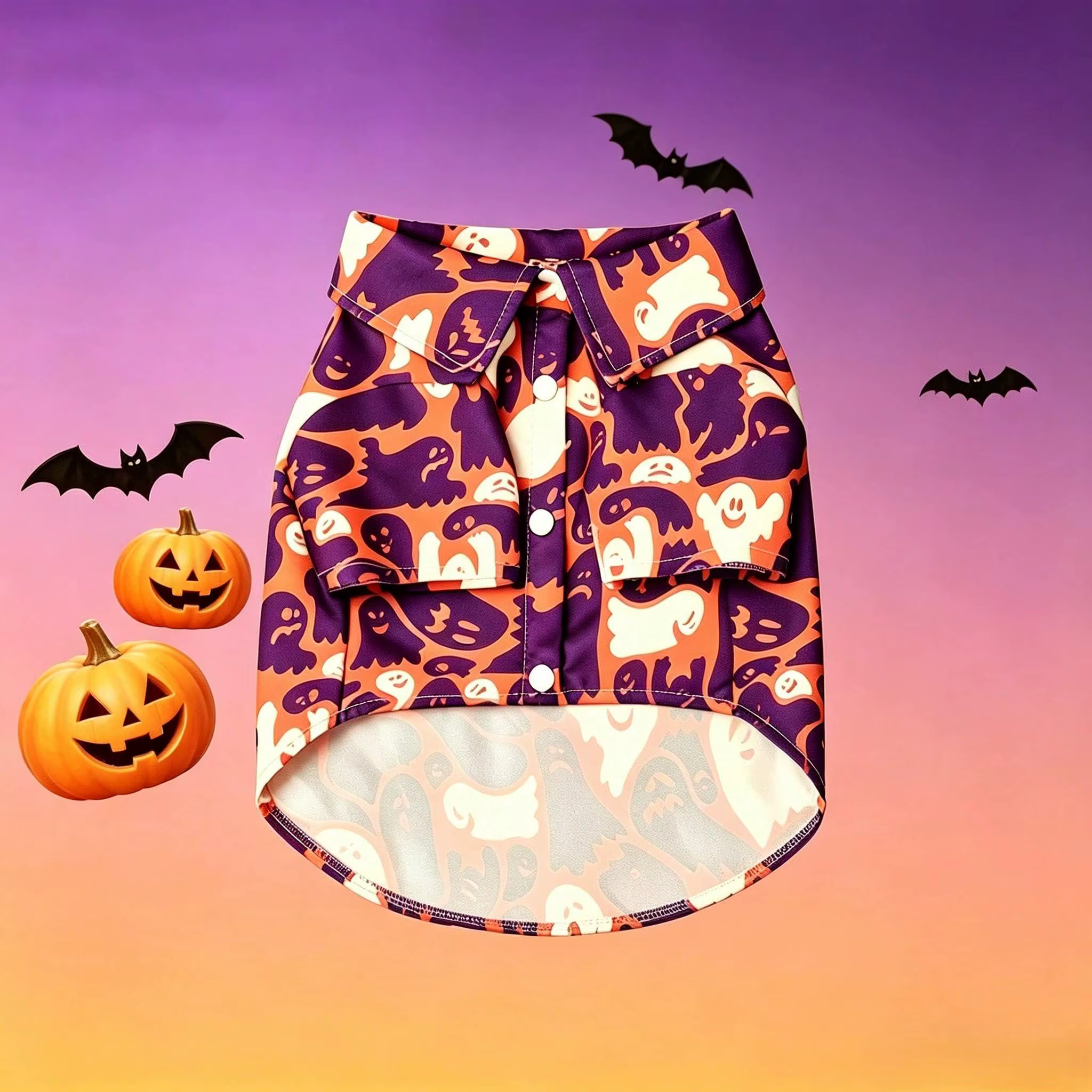 Perro luciendo la camiseta naranja y morada de Halloween