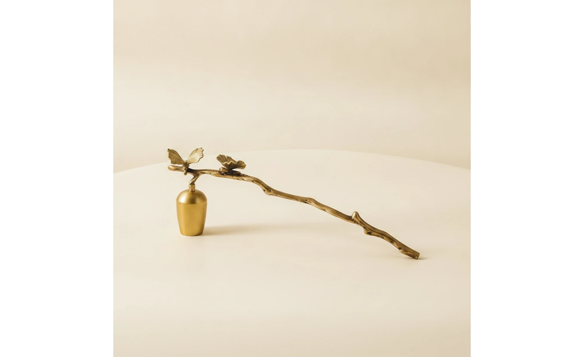 Apagavelas colocado junto a una vela