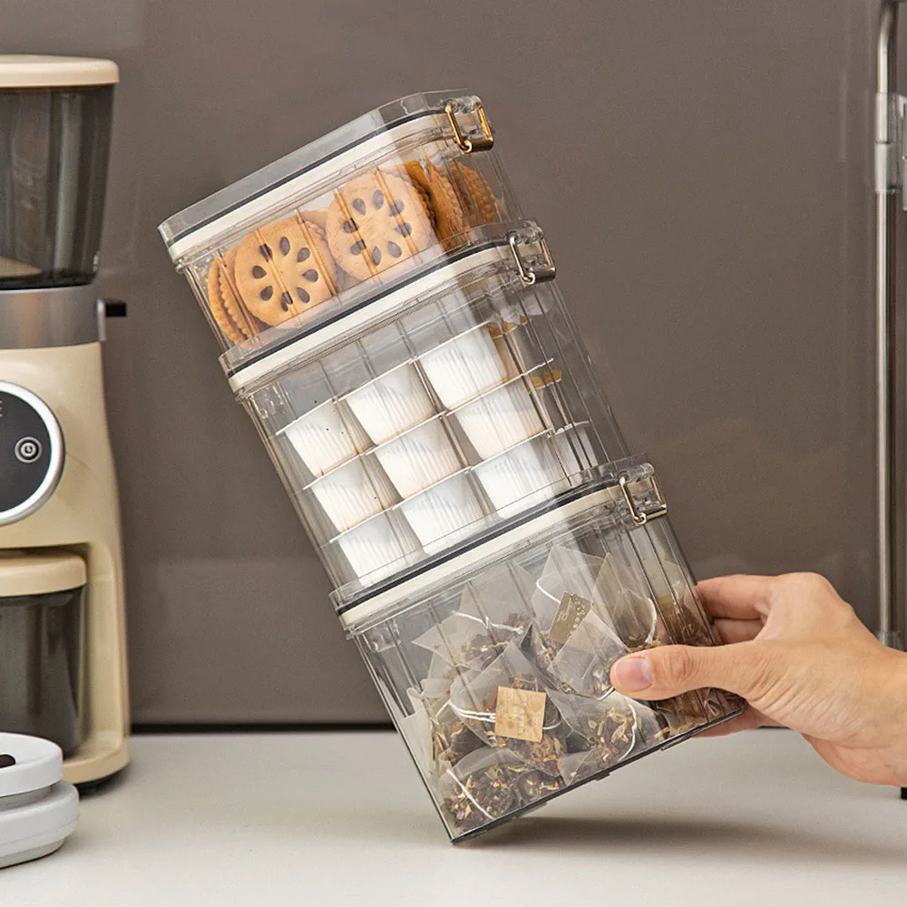 Set de varios tarros apilados en la encimera de cocina