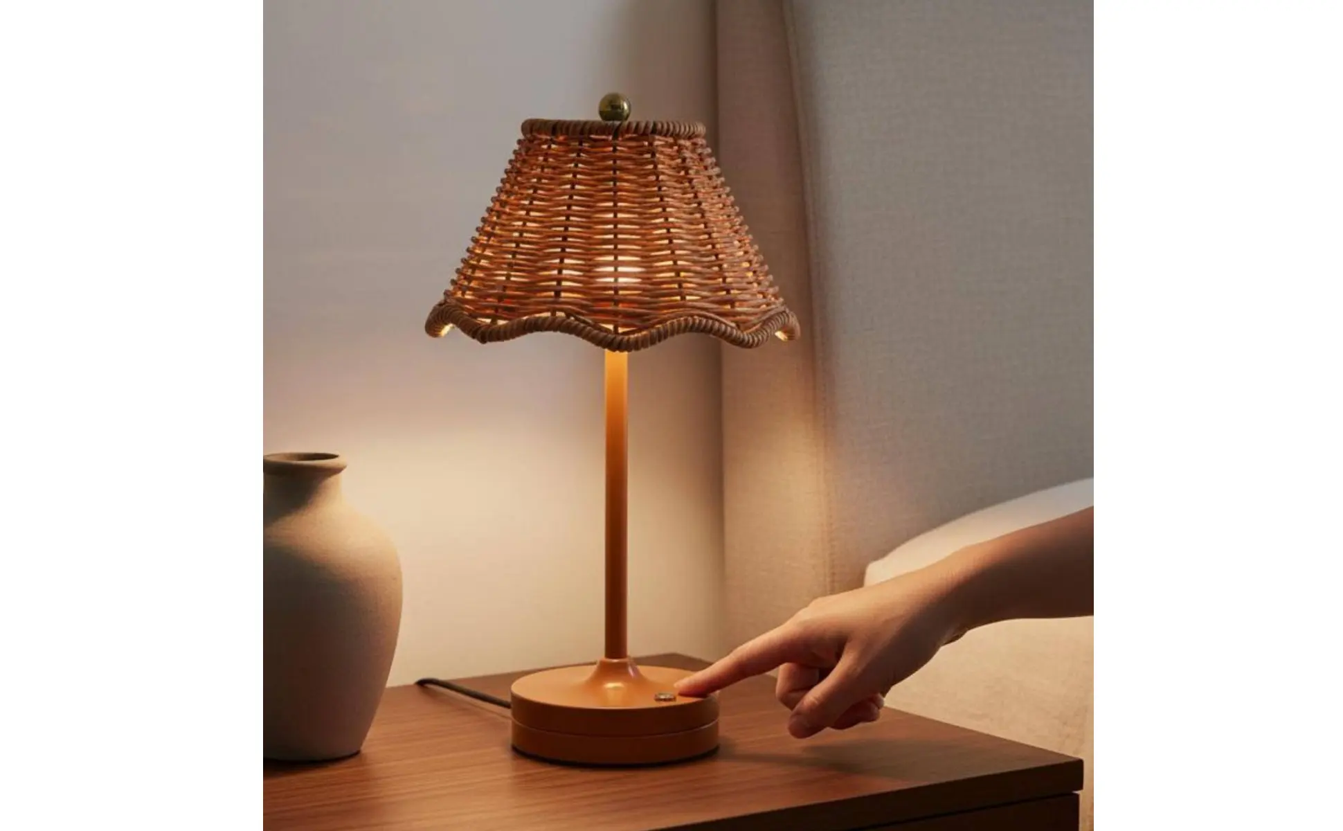Uso en mesita de noche con luz cálida