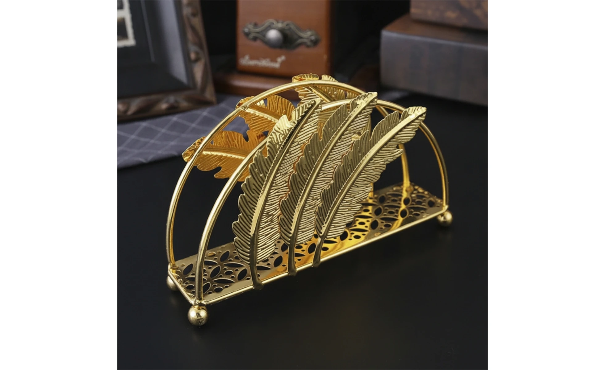 Porta servilletas metálico con diseño de plumas dorado