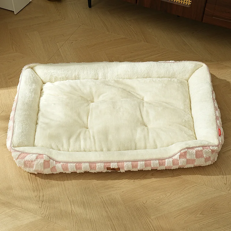 Cama resistente para mascotas en uso