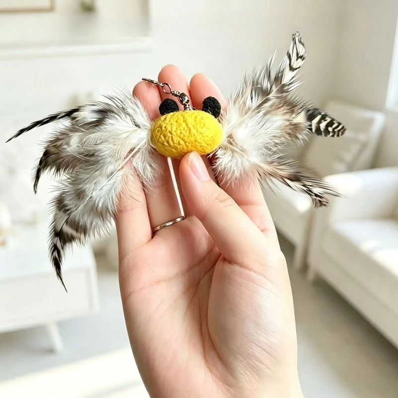Gato jugando con palo de plumas