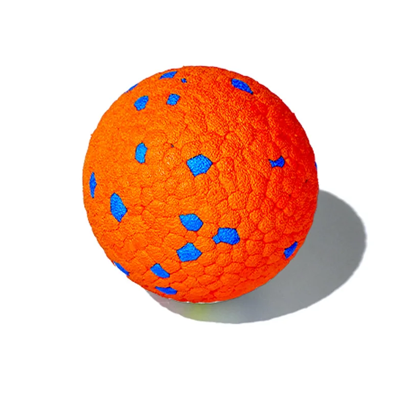 Pelota flotando en agua