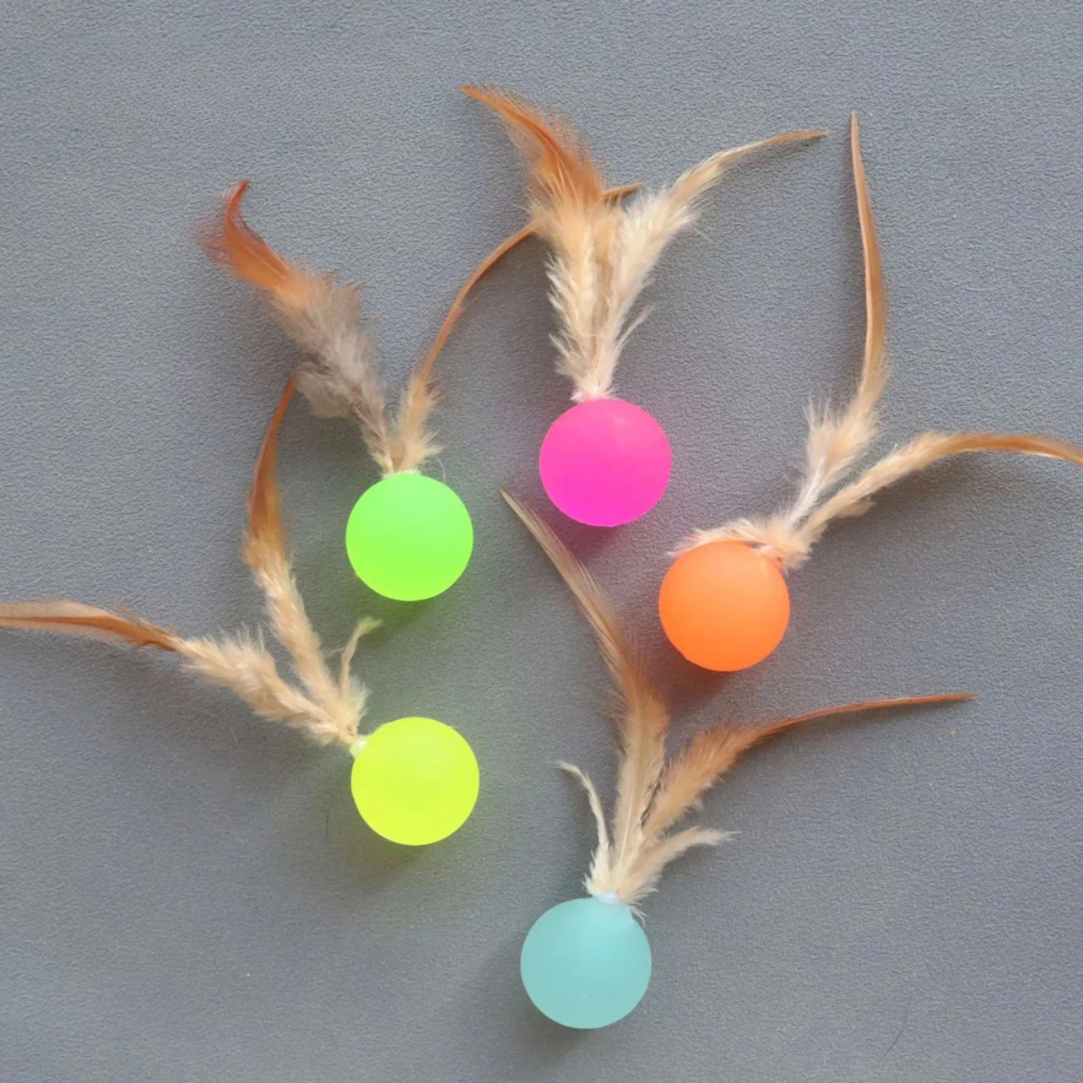 Pelota elástica interactiva con plumas para gatos y perros