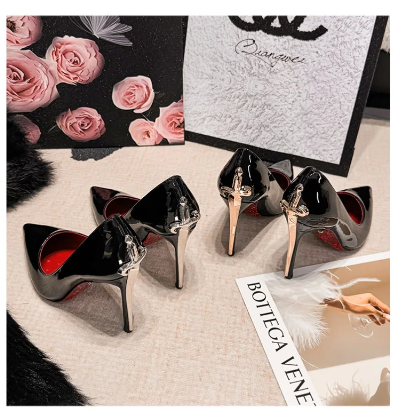Detalle de la decoración metálica en el empeine del zapato