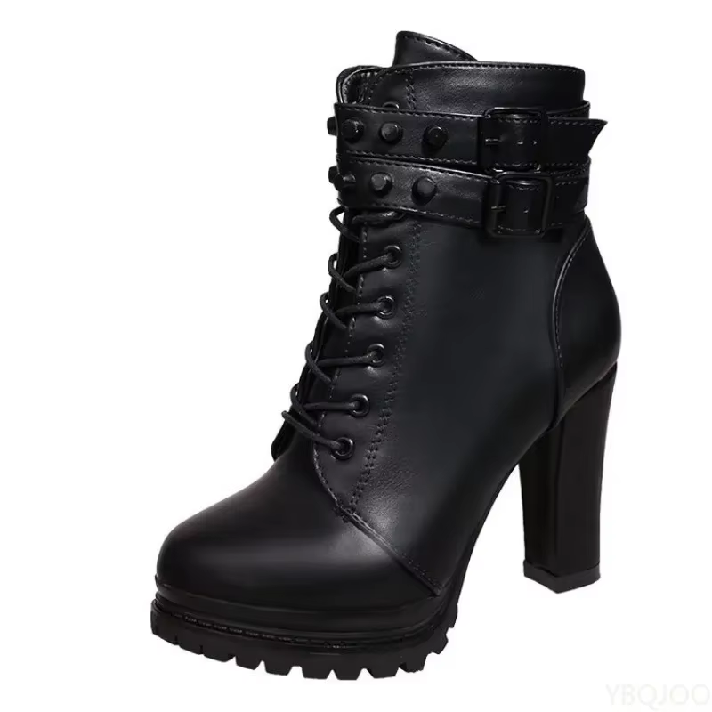 Detalle del cordón y cierre de las botas cortas retro para mujer