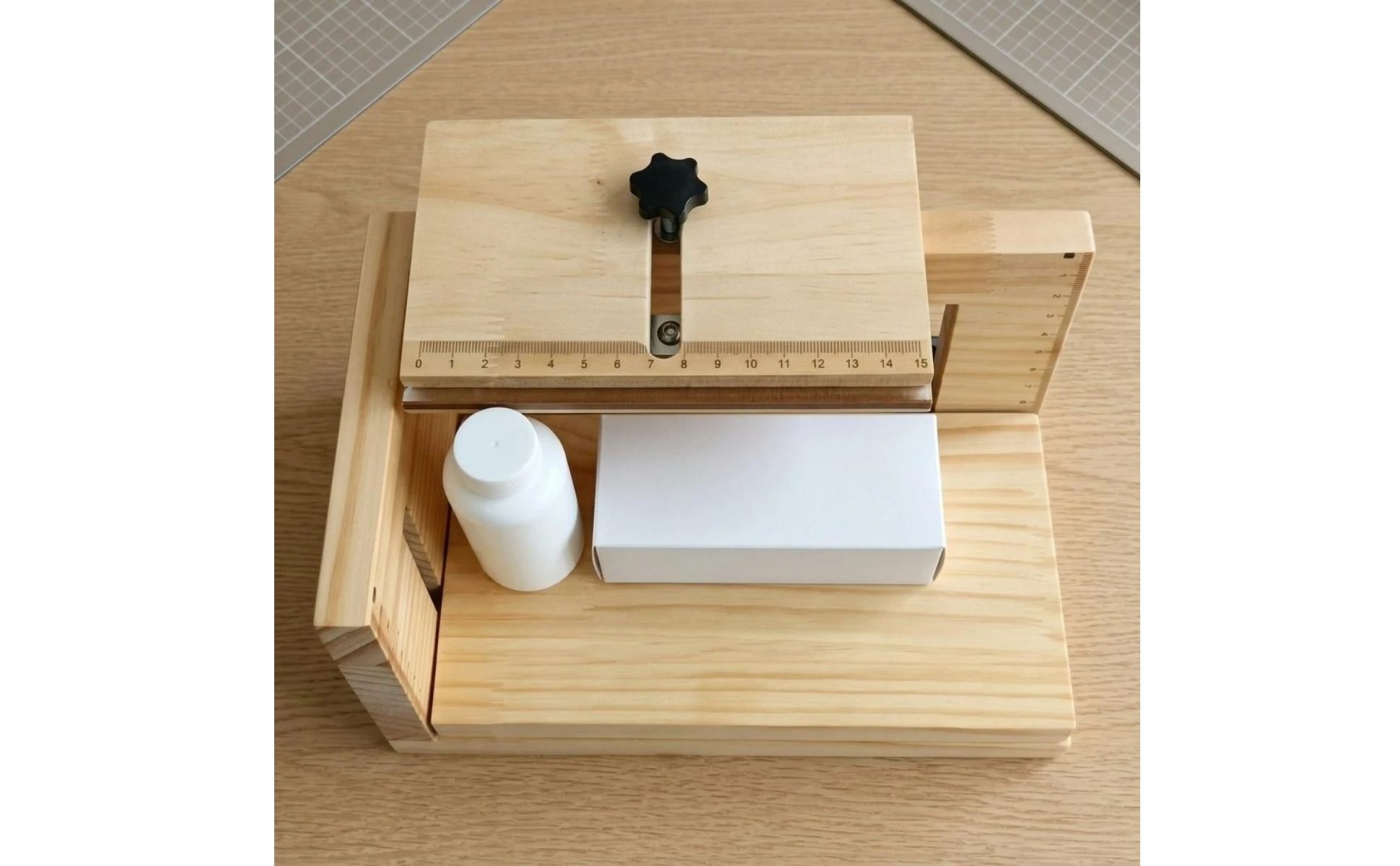 Soporte de etiquetas rectangular de madera sobre mesa