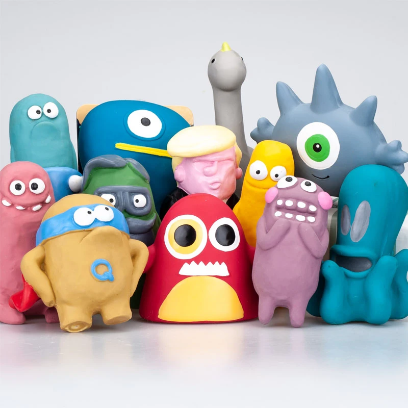 Cachorro jugando con el juguete de látex sonoro