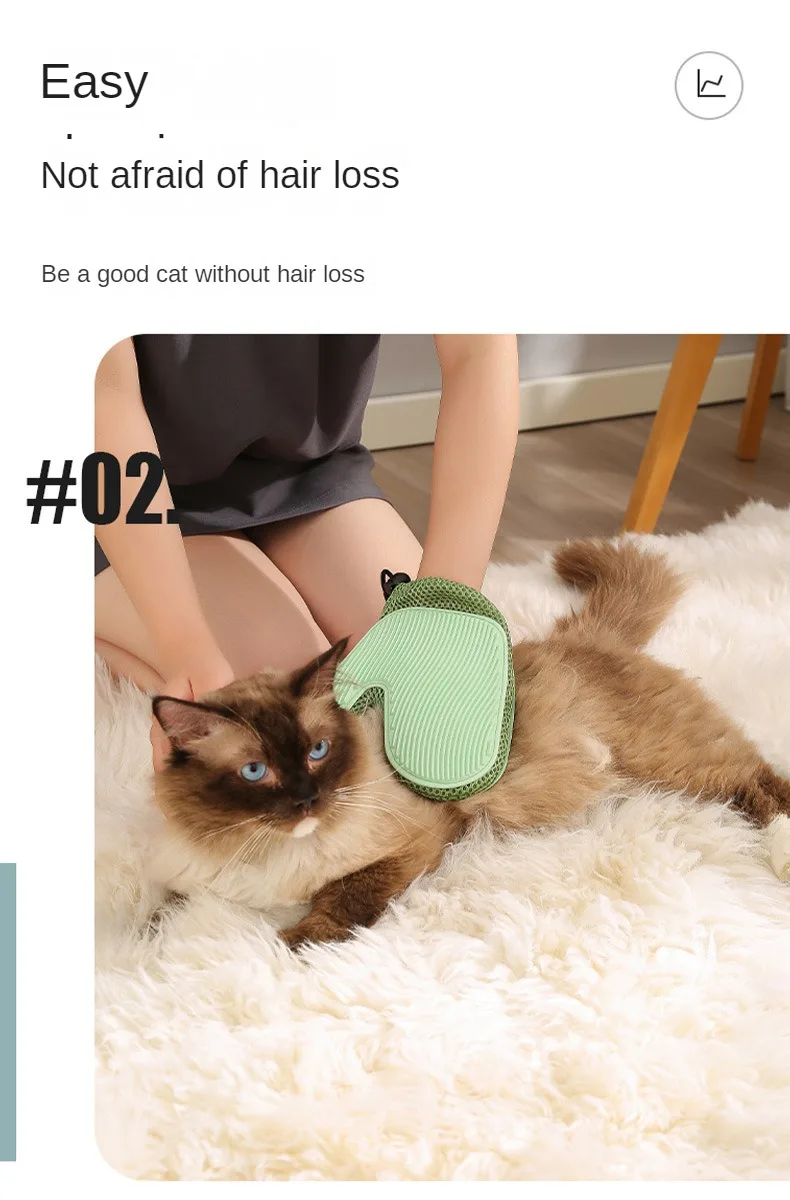 Peine de silicona desenredando pelo de gato