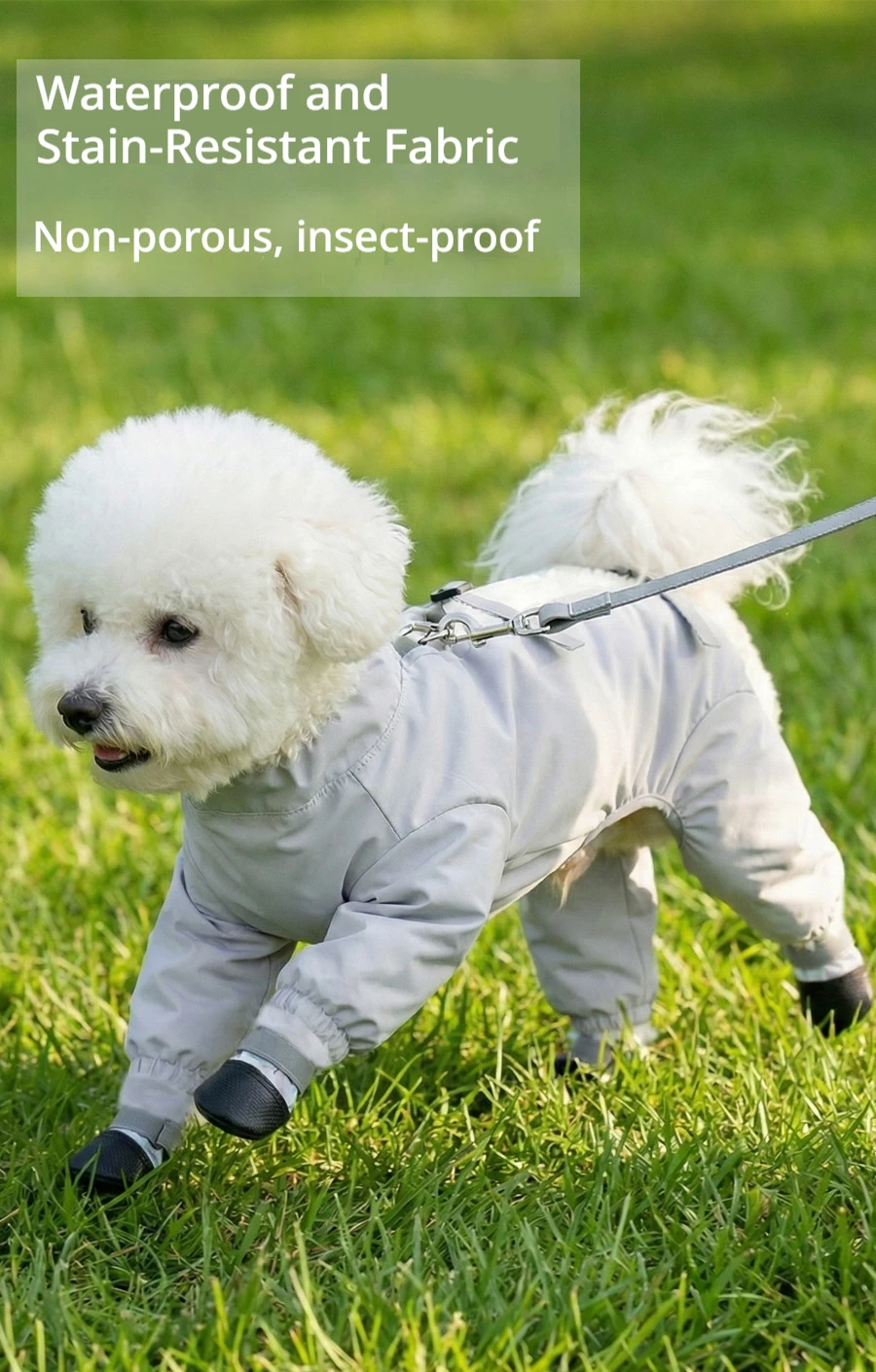 Pantalón impermeable para perro visto de lado, mostrando el ajuste y las patas con zapatos integrados