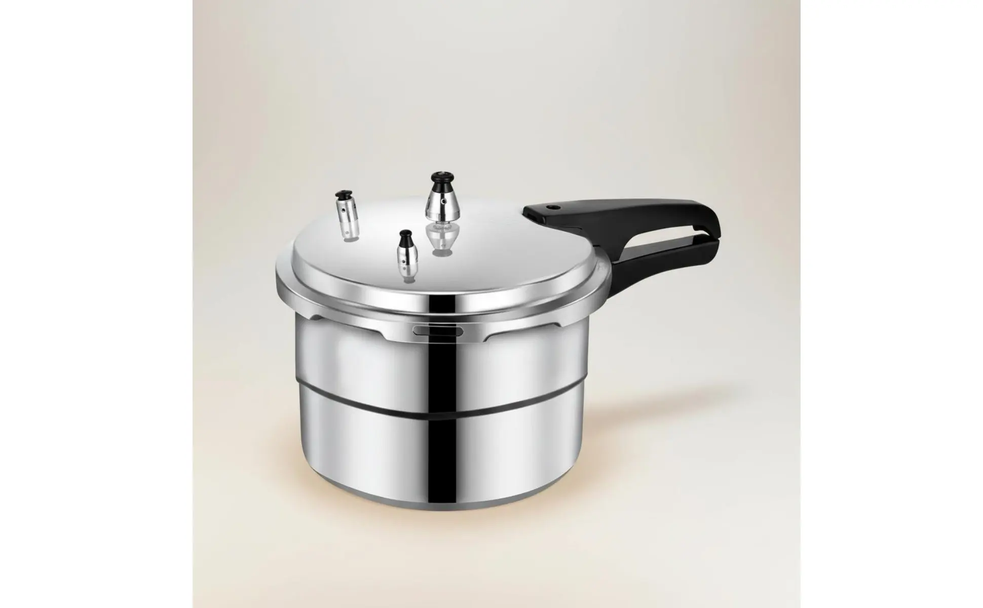 Vista de la olla profesional de alta presión sobre la cocina