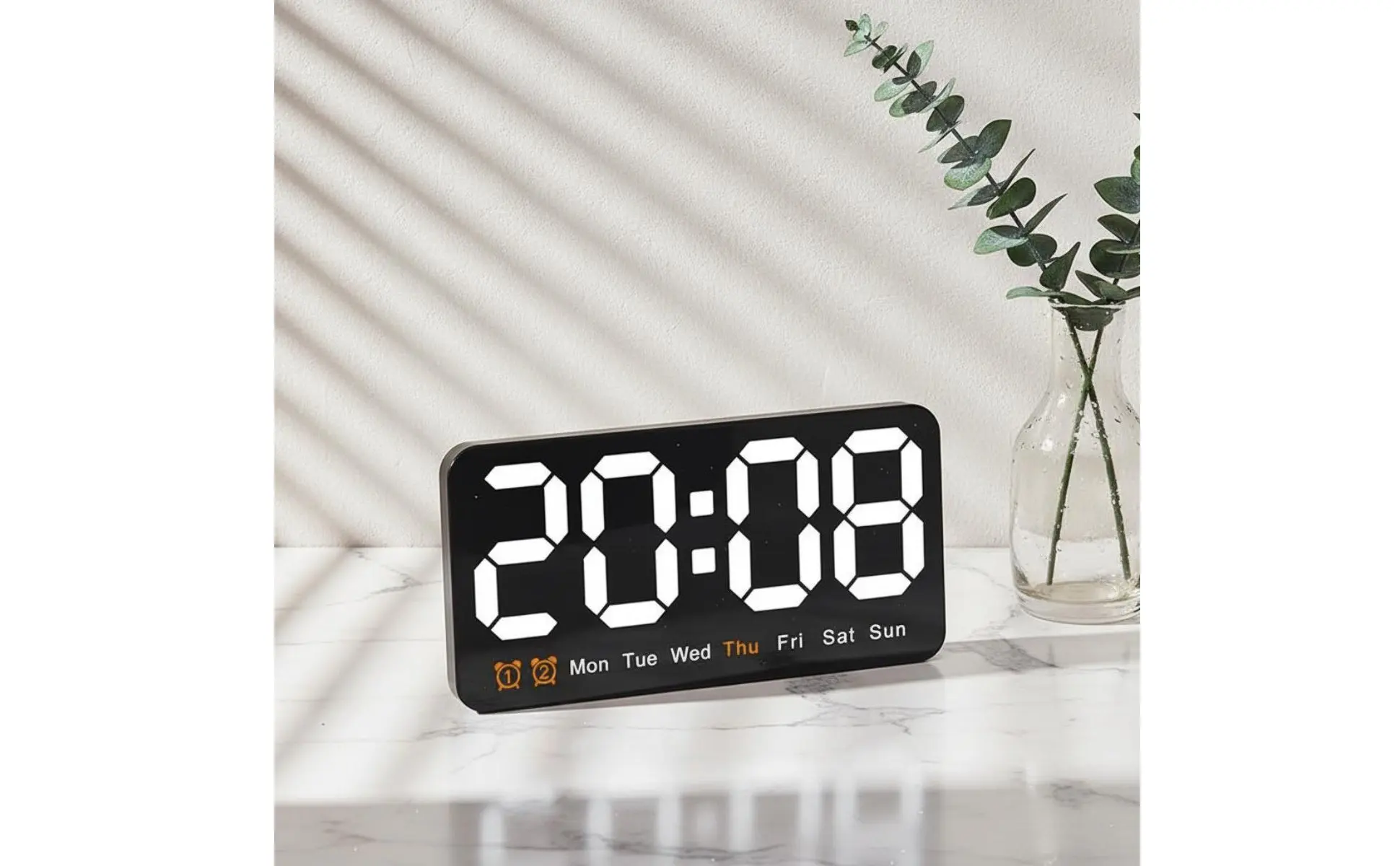 Despertador LED con termómetro en mesa