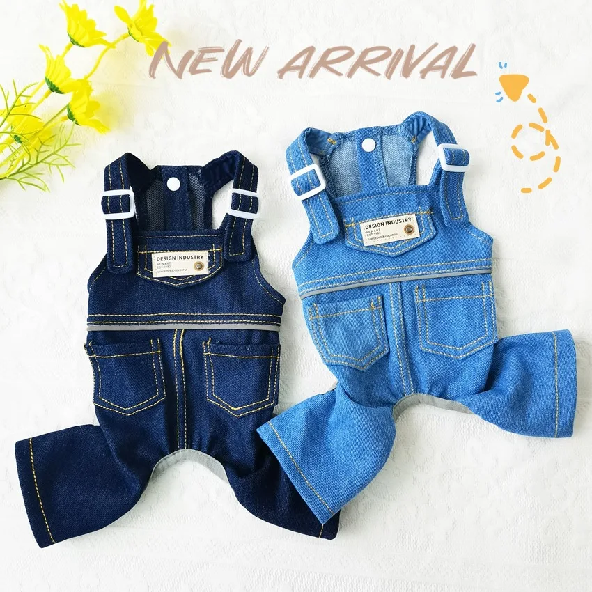 Pantalones vaqueros para mascota en uso