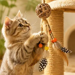 Rascador de sisal con pelota de plumas para gatos