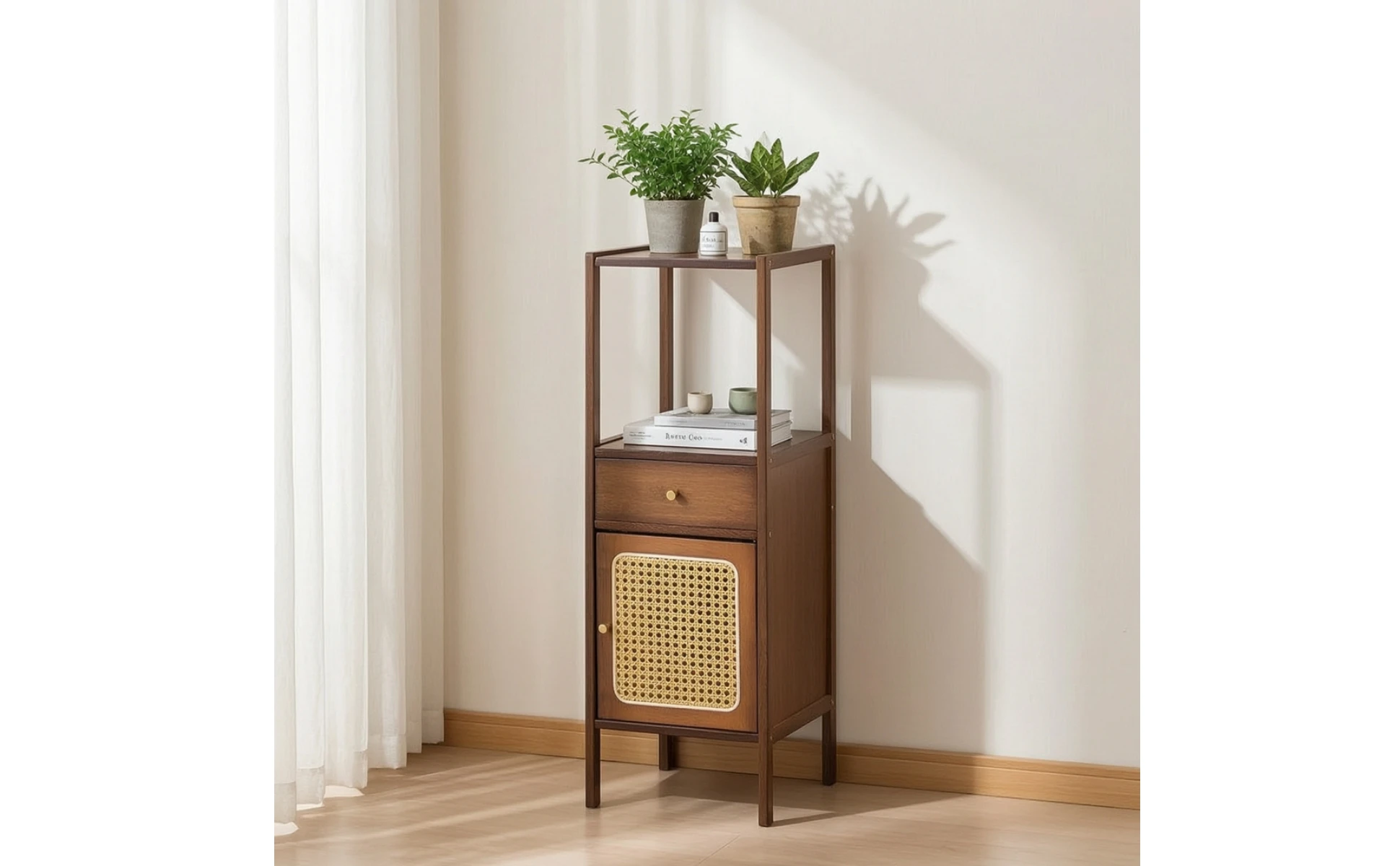 Vista frontal del mueble delgado que muestra el cajón y la puerta con tejido estilo ratán