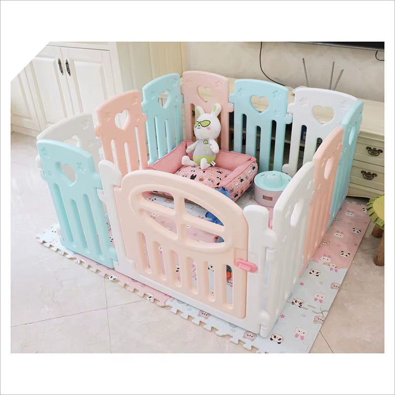 Perro pequeño dentro de la valla, mostrando el interior acolchado