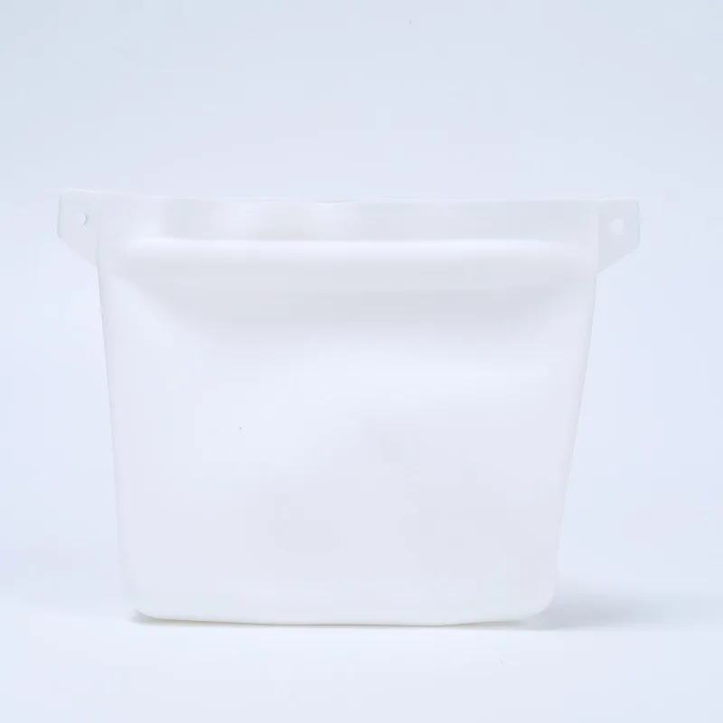 Detalle de bolsa impermeable para comida de mascotas