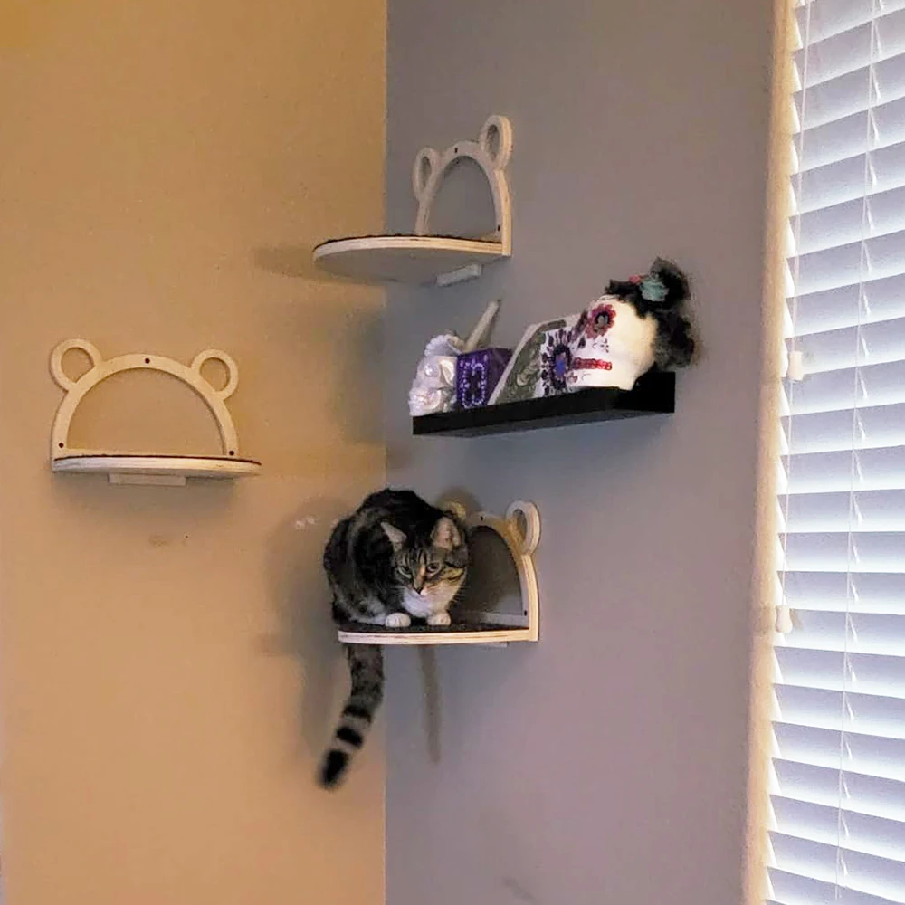 Detalle de estante para gato en habitación