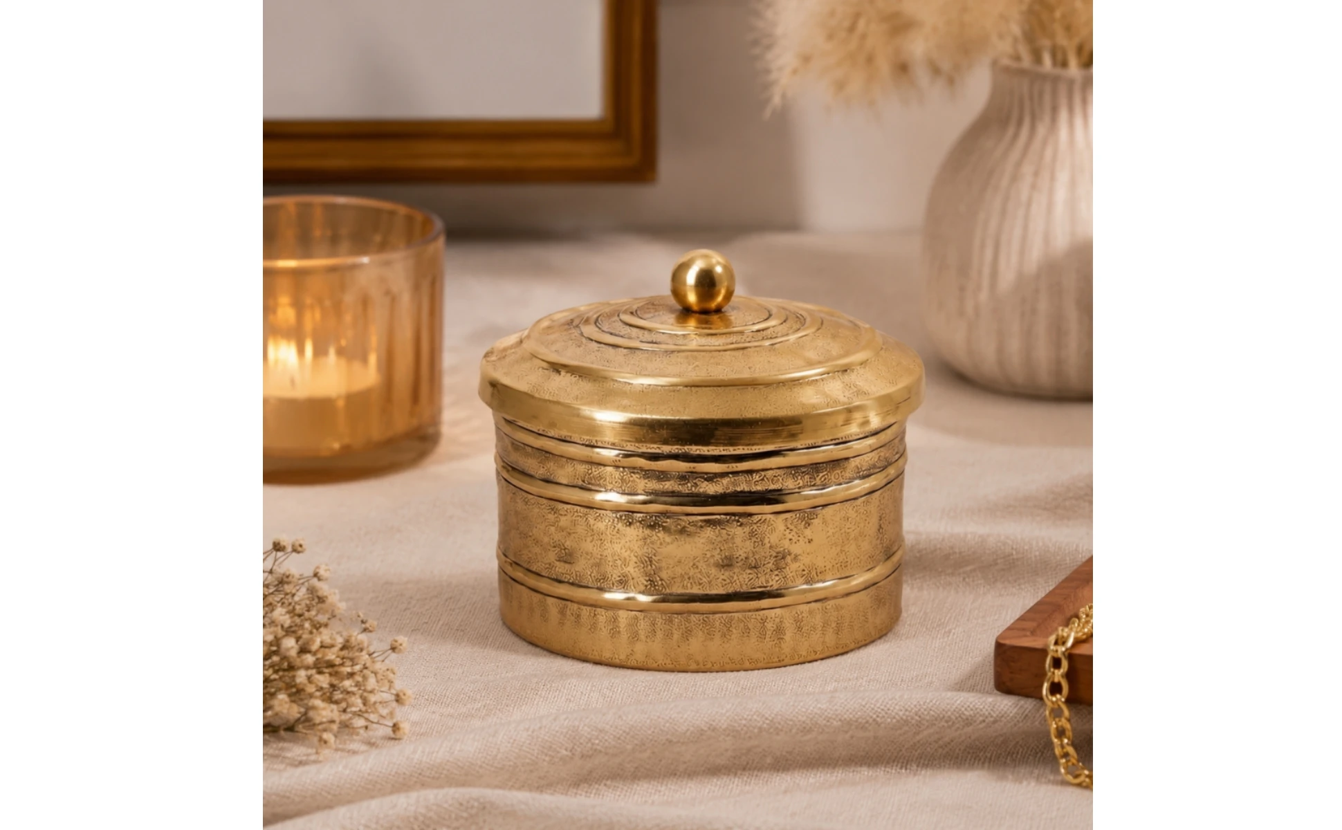Tarro decorativo dorado para organización de alimentos de mascota