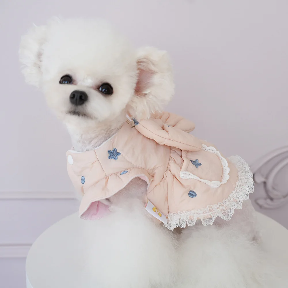 Detalle del bordado y material de peluche suave