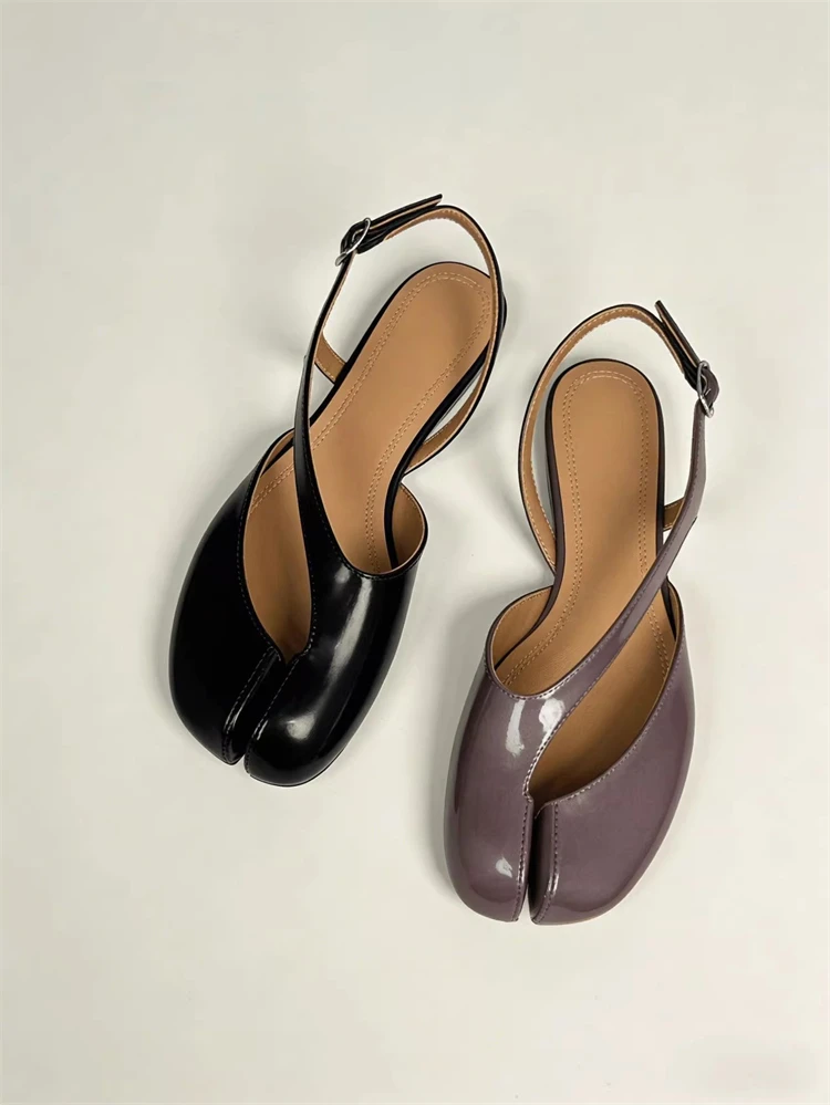 Sandalias Tabi en color beige con detalle lateral