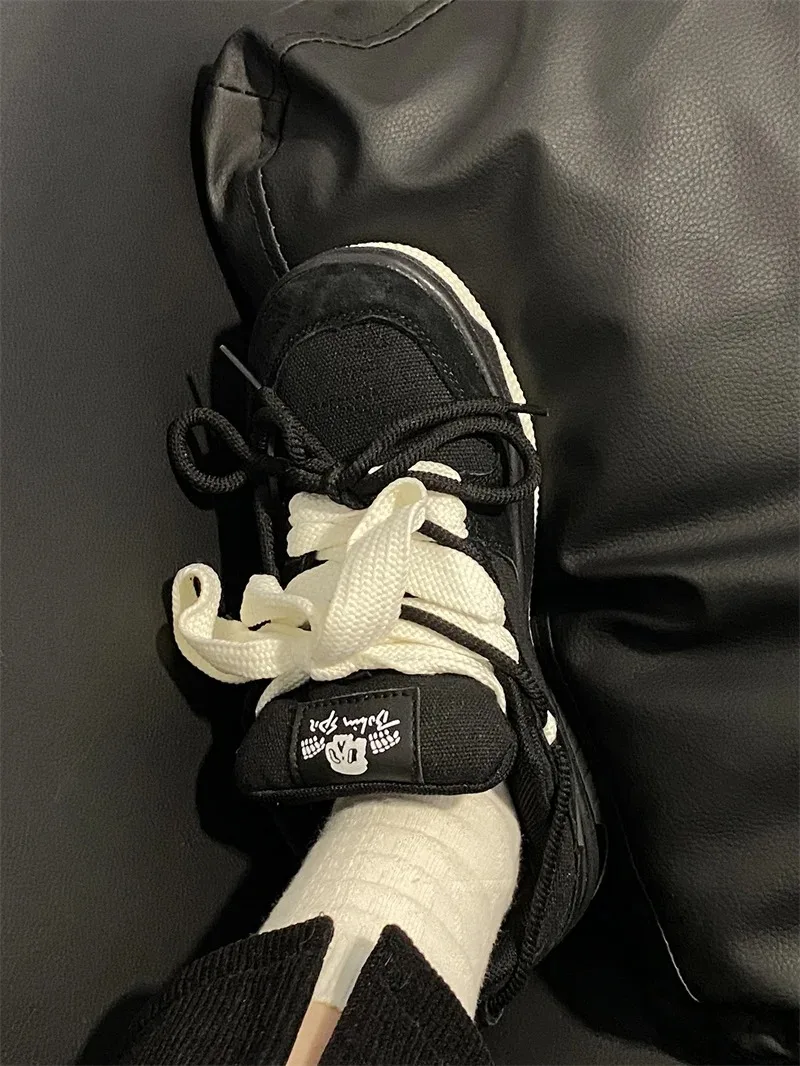 Detalle de los cordones y la punta redondeada del zapato