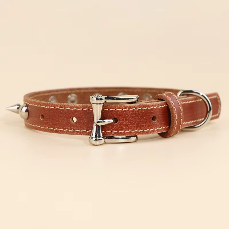 Collar de cuero para perro con púas antipinzamiento ajustable - imagen 3