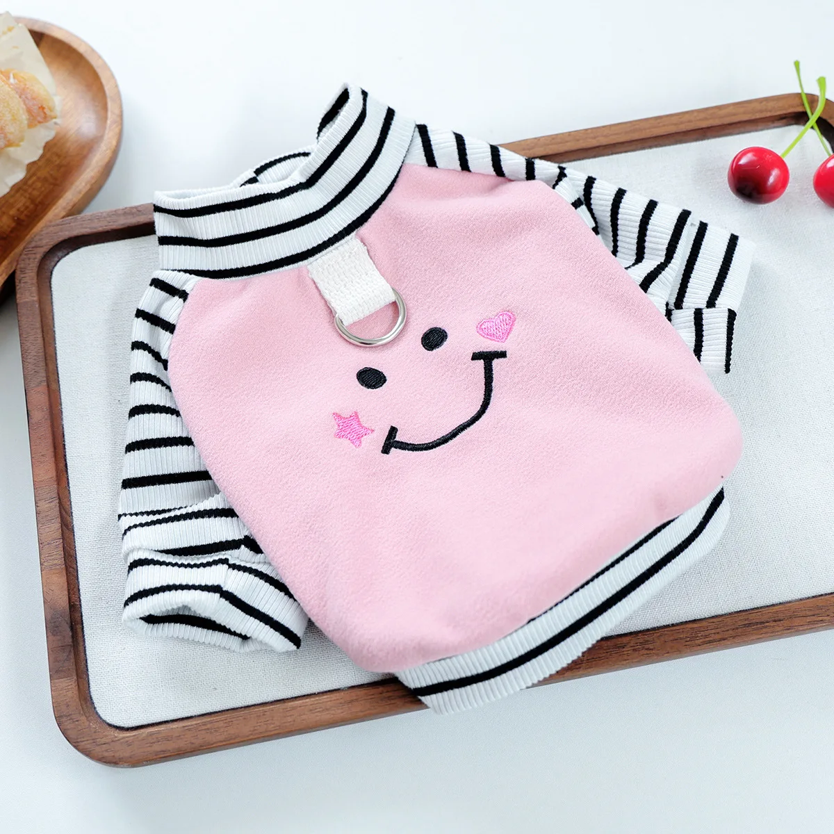 Detalle de la capucha en camiseta para perro